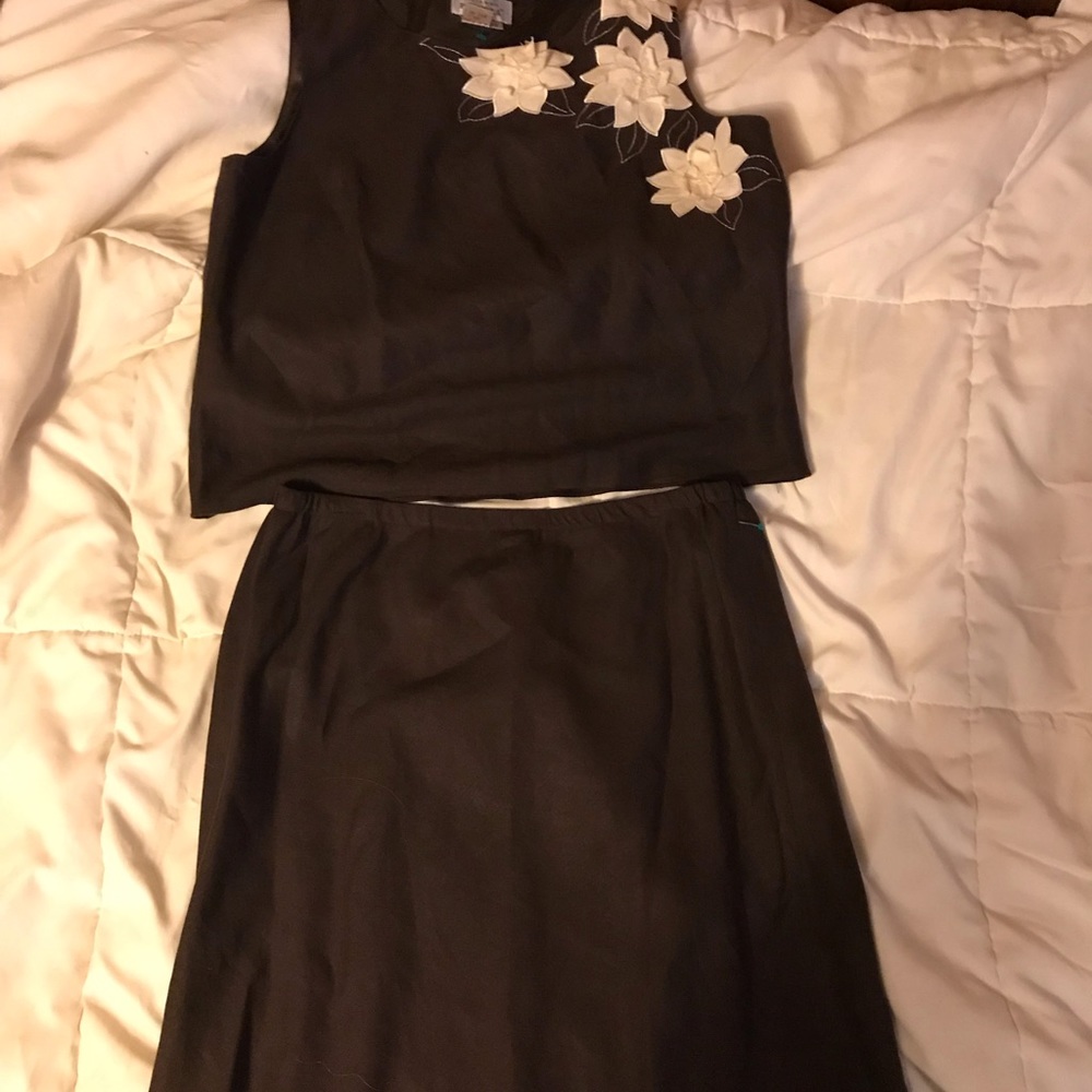 This is a vintage two piece set. The skirt is fully lined. Very adorable